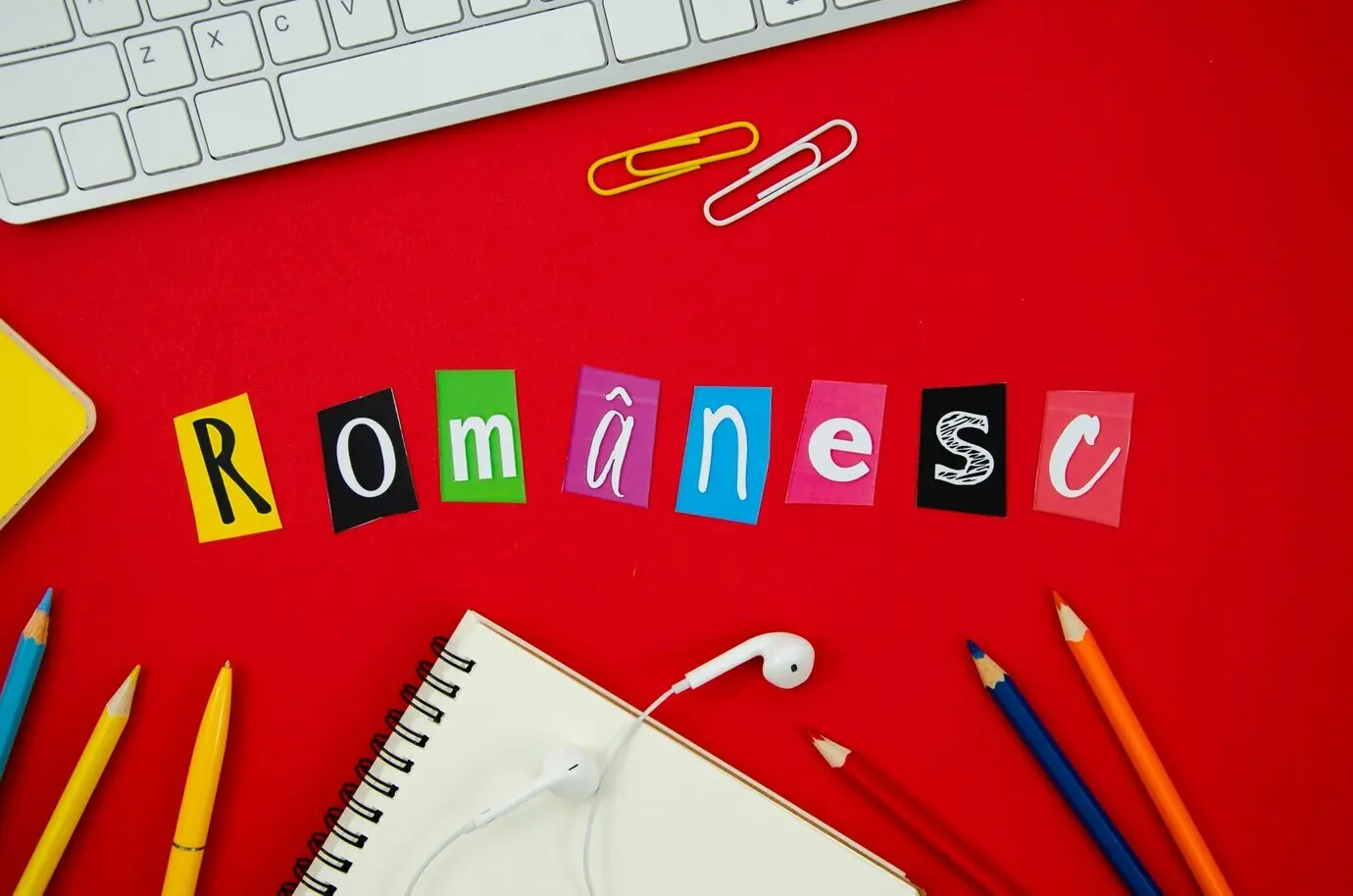 Draufsicht eines rumänischen Schriftzugs auf rotem Hintergrund.