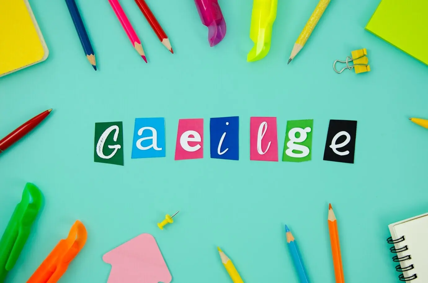 Der Schriftzug „Ireland“ vor blauem Hintergrund.