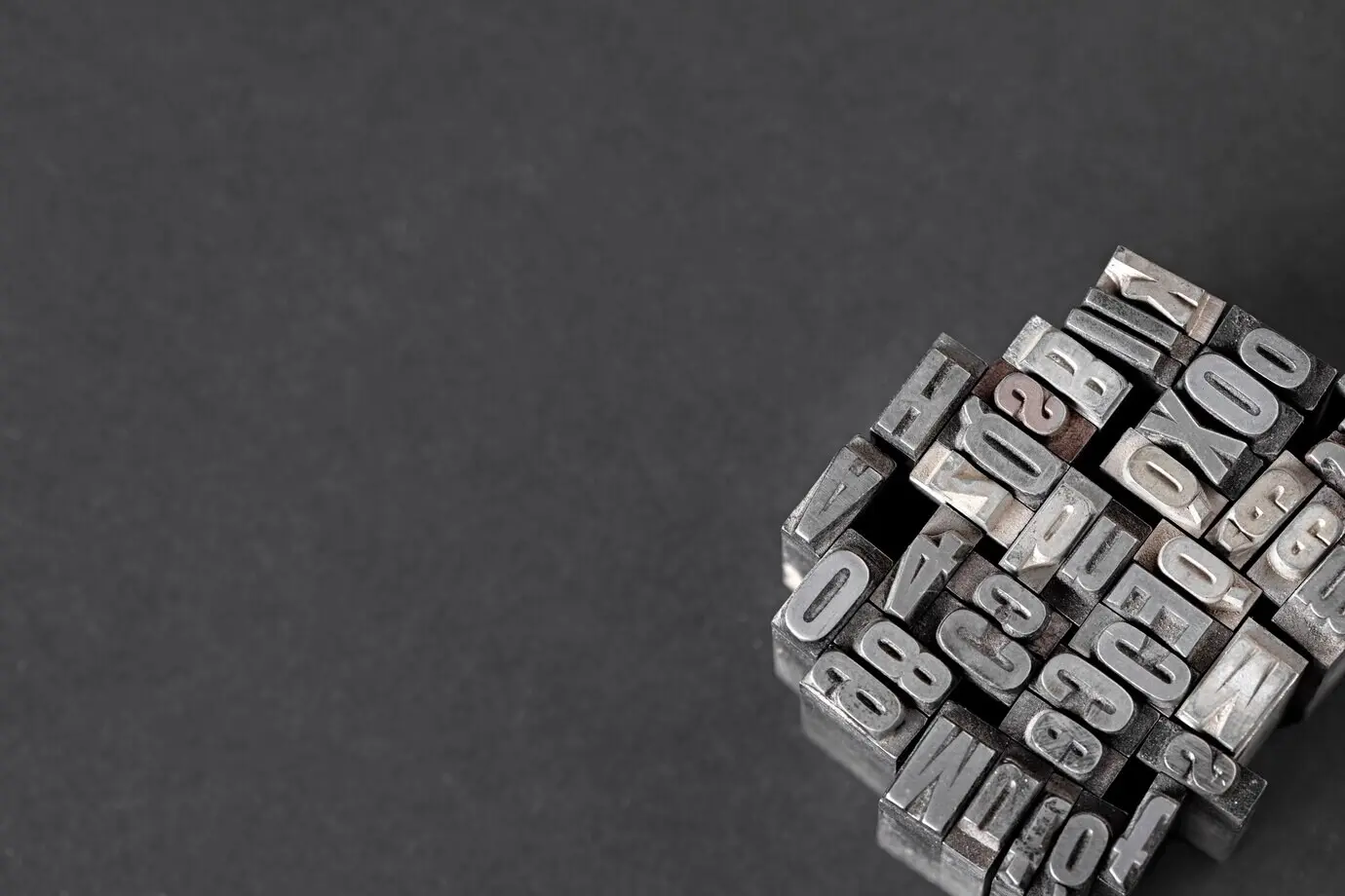 Metallische Setzbuchstaben mit Freifläche für Text